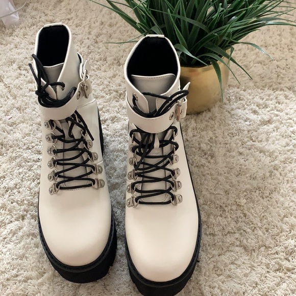 White Boots Trending - Picture 2 of 5